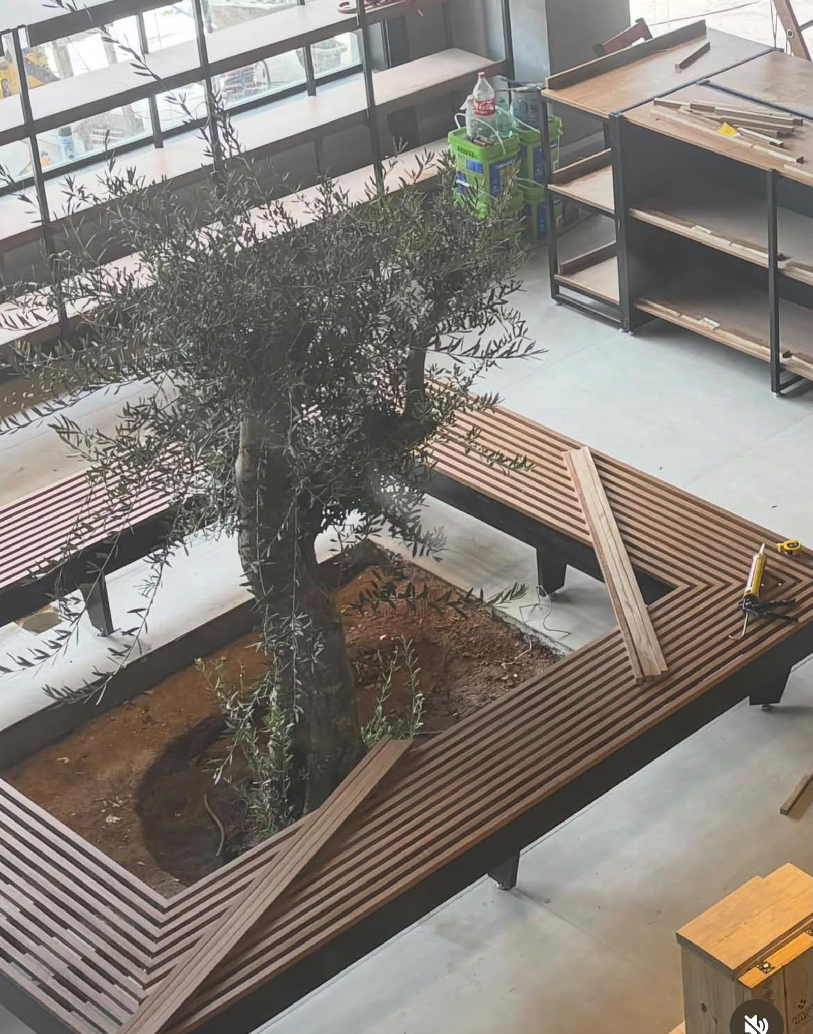 Banco e jardineira em estrutura metálica